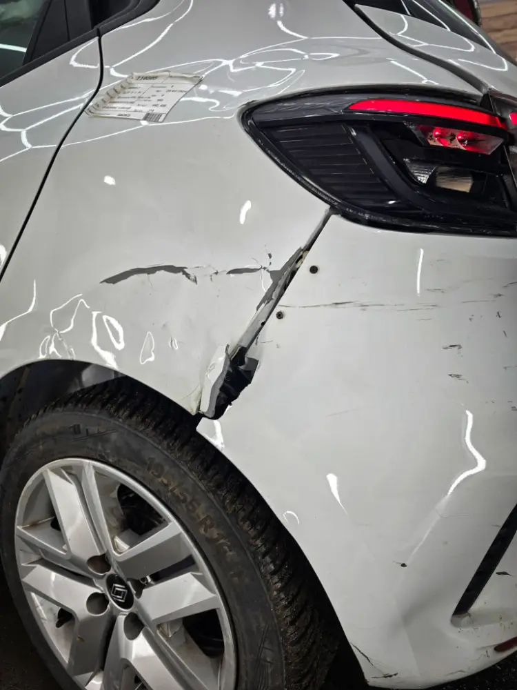 Renault Clio V z uszkodzonym tyłem przed naprawą