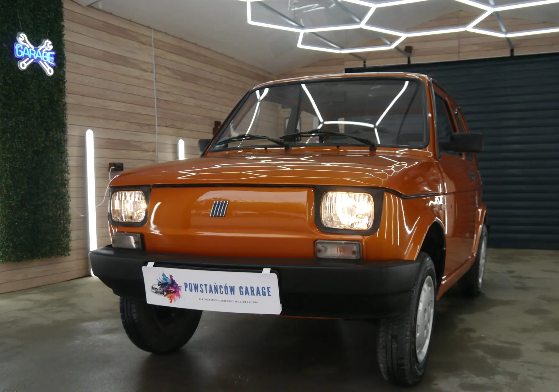 Fiat 126p po pełnej renowacji — pomarańczowy lakier w studiu